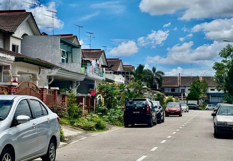 Kulai / Bandar Indahpura / Jalan Teratai / Double Storey Terrace House Original Unit 