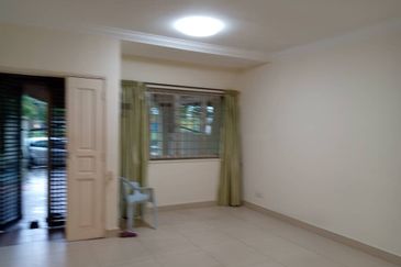 Taman Impian Emas / Jalan Impian Emas / Double Storey Terrace House / Unblock View Facing Garden