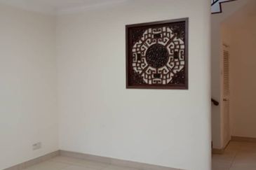 Taman Impian Emas / Jalan Impian Emas / Double Storey Terrace House / Unblock View Facing Garden