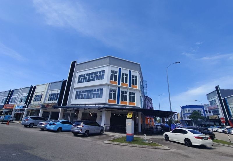 Kulai / Bandar Indahpura Vervo City / Jalan Kiambang / 3 Storey Shop Corner Lot  Extra Big Unit 