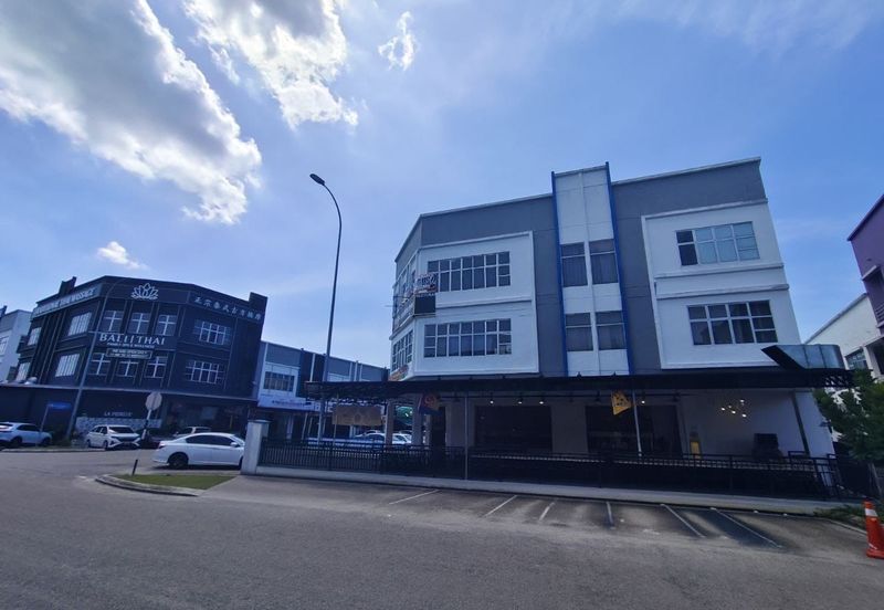 Kulai / Bandar Indahpura Vervo City / Jalan Kiambang / 3 Storey Shop Corner Lot  Extra Big Unit 