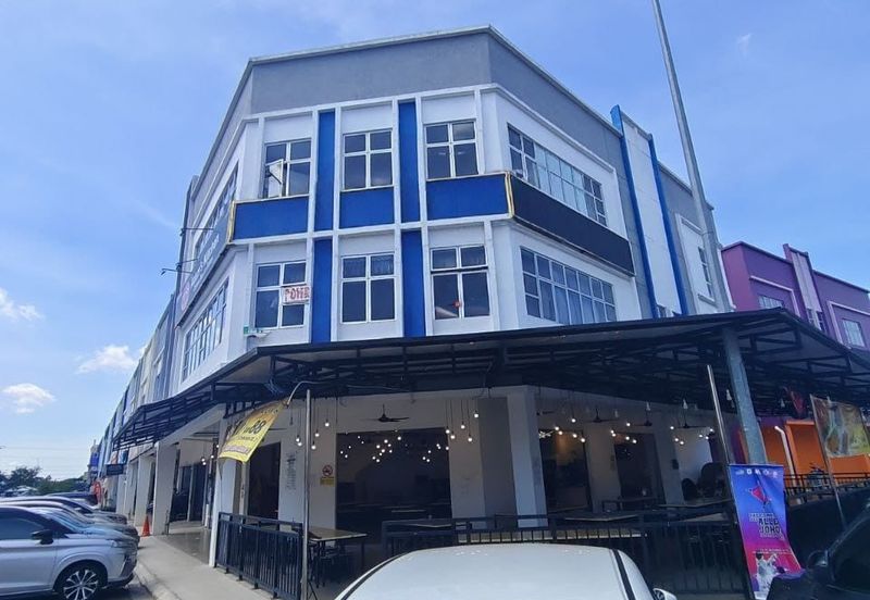 Kulai / Bandar Indahpura Vervo City / Jalan Kiambang / 3 Storey Shop Corner Lot  Extra Big Unit 
