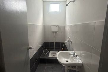 Kulai / Bandar Indahpura/ Jalan Kiambang (Food street )/ Double Storey Shoplot  