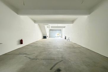 Kulai / Bandar Indahpura/ Jalan Kiambang (Food street )/ Double Storey Shoplot  