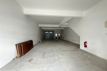 Kulai / Bandar Indahpura/ Jalan Kiambang (Food street )/ Double Storey Shoplot  