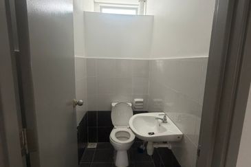 Kulai / Bandar Indahpura/ Jalan Kiambang (Food street )/ Double Storey Shoplot  