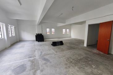 Kulai / Bandar Indahpura/ Jalan Kenanga 29/6 - 4 Storey Shop Office Endlot