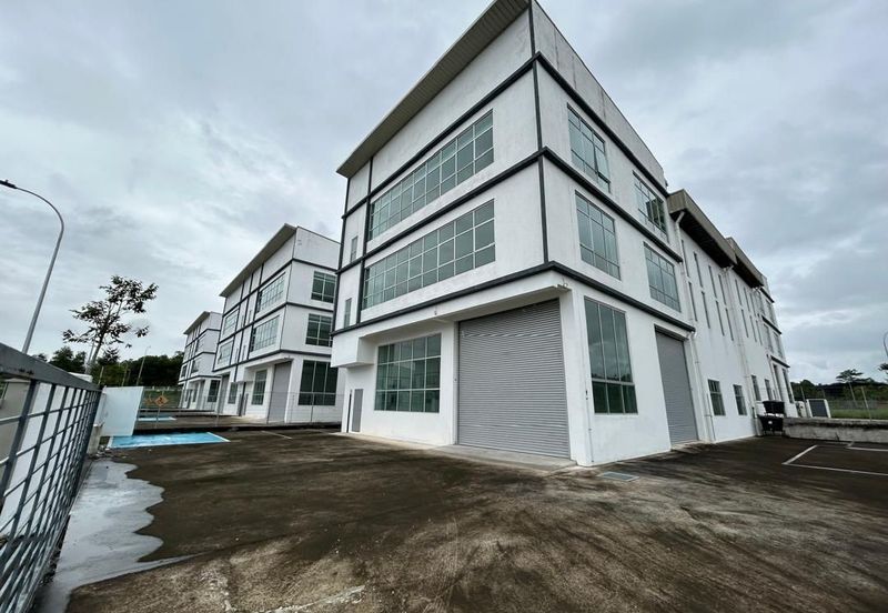 Skudai / Impian Emas / Jalan Selatan 11 /  Three Storey Cluster Corner Factory