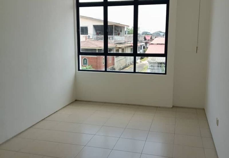 Kulai / Jalan Jambu Bol / Double Storey Shop Lot  (Behind Public Bank Kulai) 