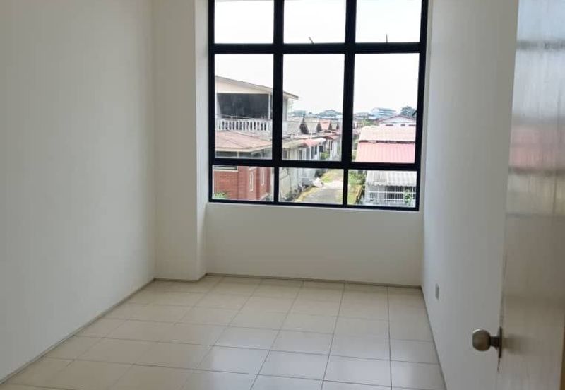 Kulai / Jalan Jambu Bol / Double Storey Shop Lot  (Behind Public Bank Kulai) 