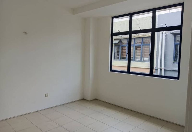 Kulai / Jalan Jambu Bol / Double Storey Shop Lot  (Behind Public Bank Kulai) 