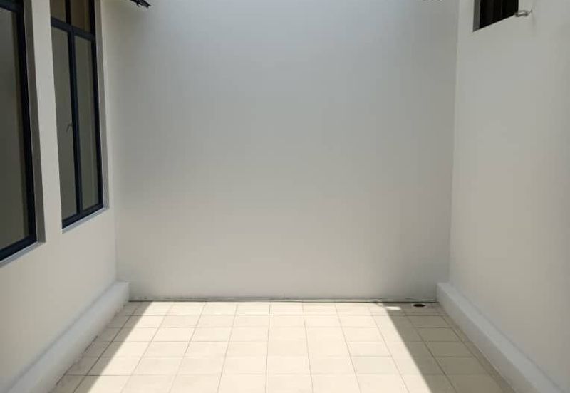 Kulai / Jalan Jambu Bol / Double Storey Shop Lot  (Behind Public Bank Kulai) 