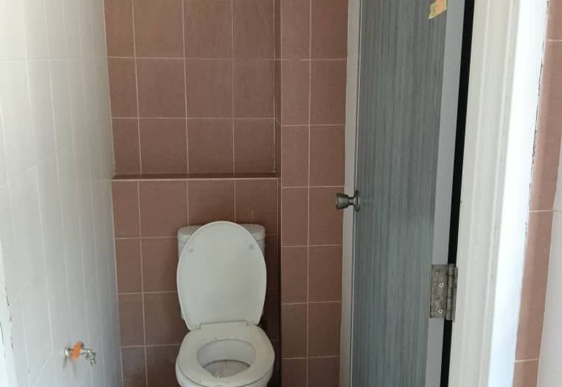 Kulai / Jalan Jambu Bol / Double Storey Shop Lot  (Behind Public Bank Kulai) 