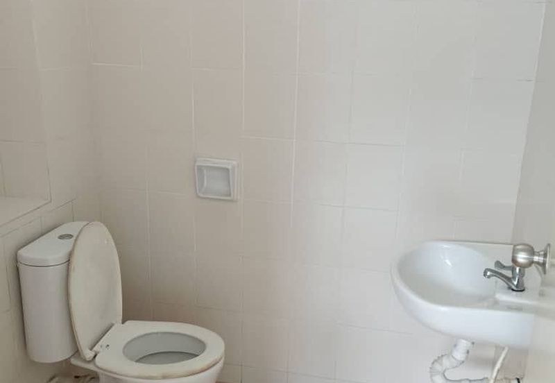 Kulai / Jalan Jambu Bol / Double Storey Shop Lot  (Behind Public Bank Kulai) 