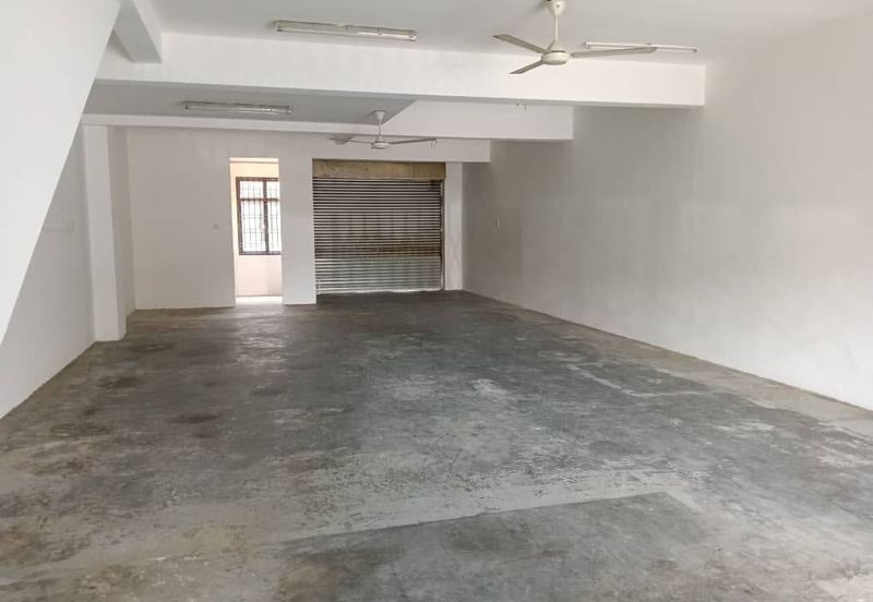 Kulai / Jalan Jambu Bol / Double Storey Shop Lot  (Behind Public Bank Kulai) 
