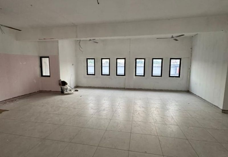 Kulai / Bandar Indahpura/ Jalan Kenanga 29 / Four Storey Shoplot Corner