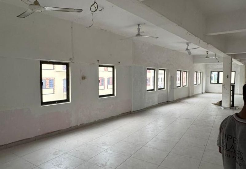 Kulai / Bandar Indahpura/ Jalan Kenanga 29 / Four Storey Shoplot Corner