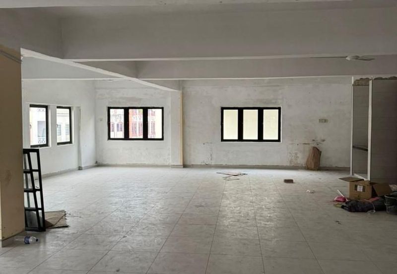 Kulai / Bandar Indahpura/ Jalan Kenanga 29 / Four Storey Shoplot Corner