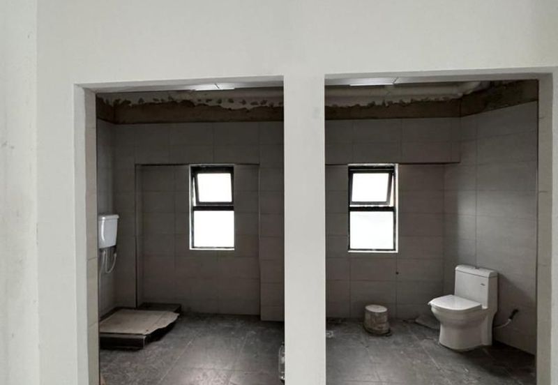 Kulai / Bandar Indahpura/ Jalan Kenanga 29 / Four Storey Shoplot Corner