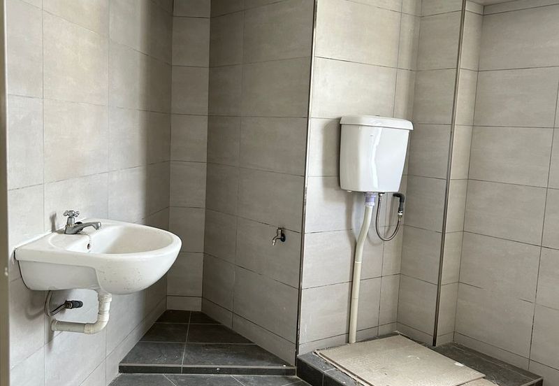 Kulai / Bandar Indahpura/ Jalan Kenanga 29 / Four Storey Shoplot Corner