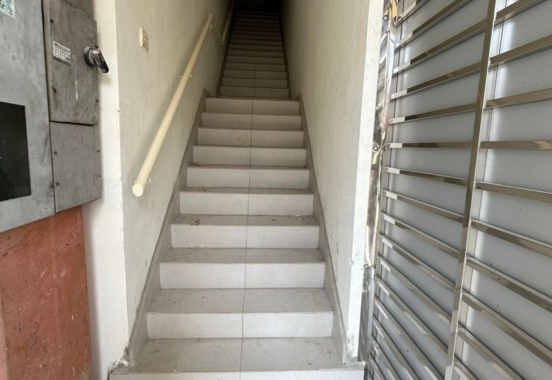 Kulai / Bandar Indahpura/ Jalan Kenanga 29 / Four Storey Shoplot Corner