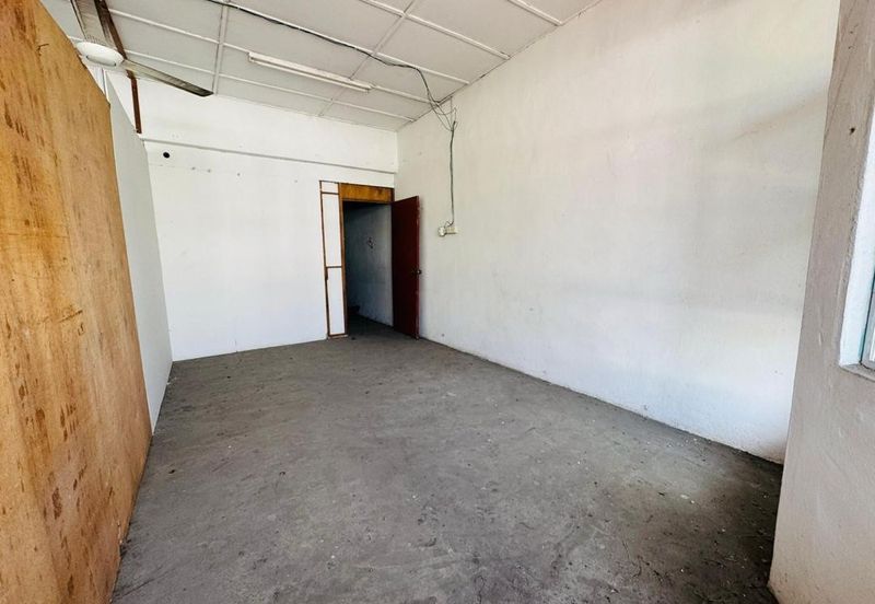 Kulai / Taman Putri Kulai / Jalan Sri Putri 4/x - Double Storey Shop lot