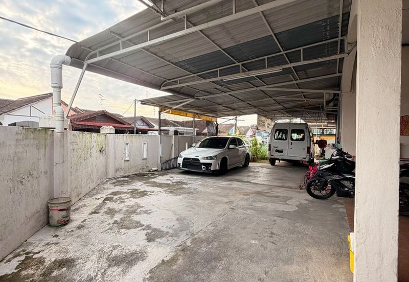 Skudai / Taman Teratai / Single Storey Terrace Corner House / Fully Renovated and Extended on Kitchen 