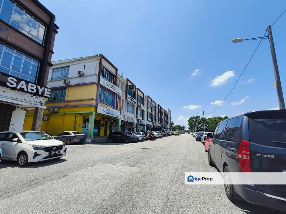 Kulai / Bandar Putra/ Jalan Kenari /  3 Storey Terrace ShopLot, Johor, Kulai