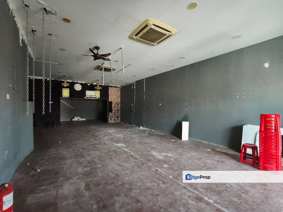 Kulai / Bandar Putra/ Jalan Kenari /  3 Storey Terrace ShopLot, Johor, Kulai
