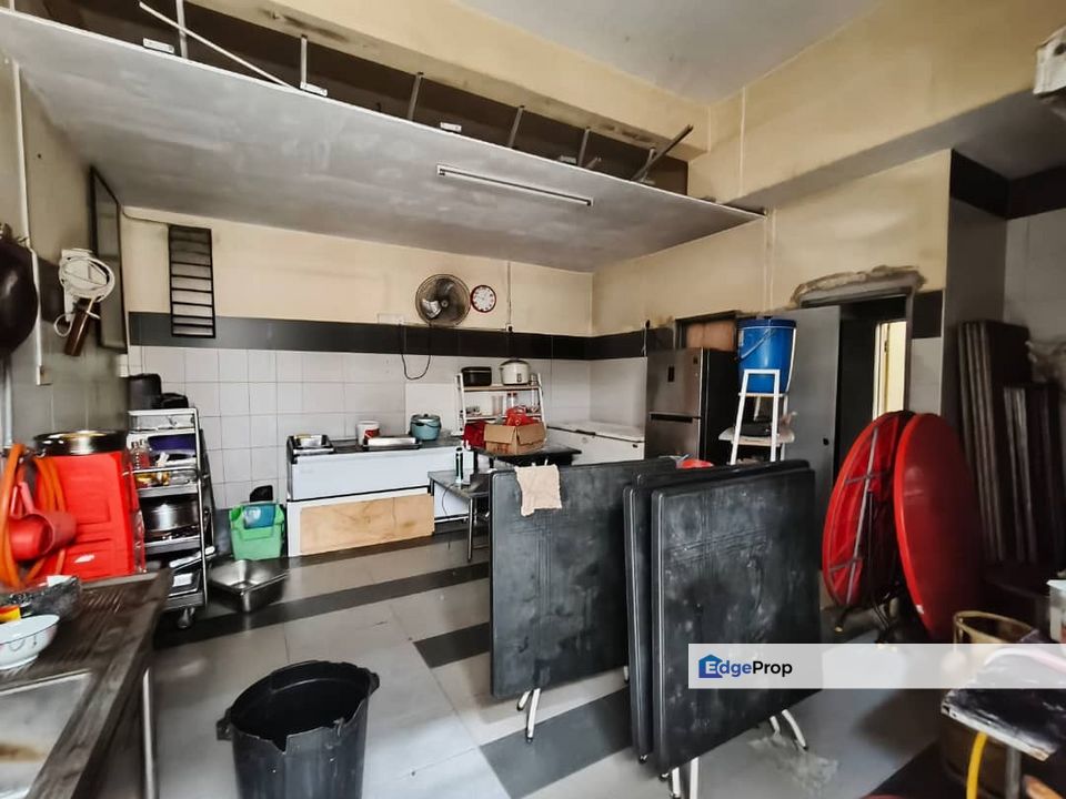 Kulai / Bandar Putra/ Jalan Kenari /  3 Storey Terrace ShopLot, Johor, Kulai