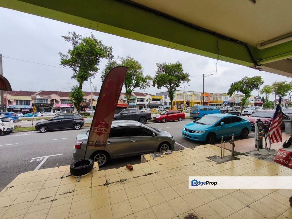 Kulai / Taman Gunung Pulai / Double Storey Shop Office / Unblock View Facing Main Road, Johor, Kulai
