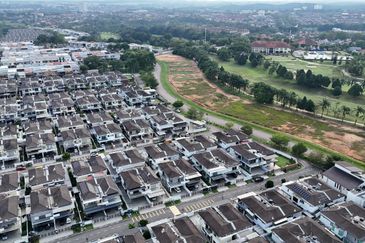 Kulai Bandar Putra IOI Gate B- Clover Jln Ceria - Double Storey Cluster house -Land 40 X 85 ( include 10 ft land )