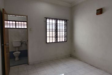Kulai -Bandar Indahpura - Jalan Kemboja- Double Storey Terrace House Unblock View