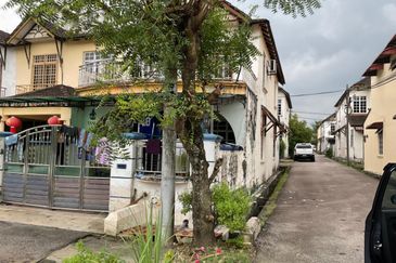 Skudai Taman University -Jalan Kebudayaan 28  - Double Storey End Lot