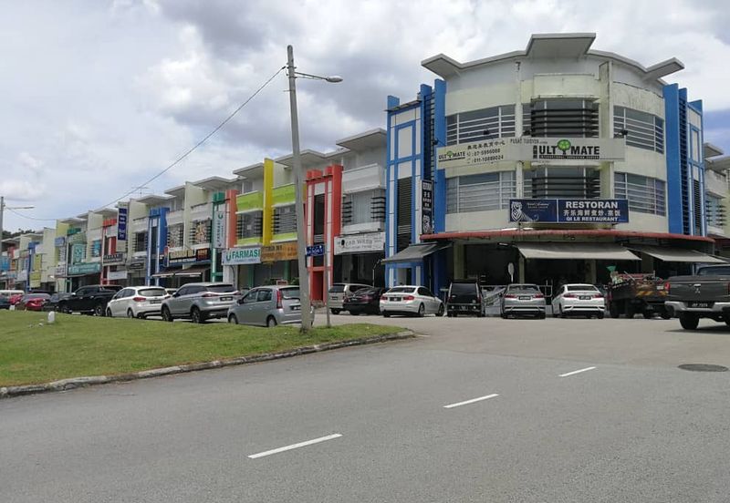 Kulai -bandar putra -Jln Enggang 19 -double storey shoplot 2unit