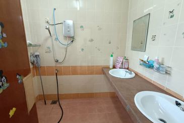 Kulai Bandar Putra -Jalan Camar- 3 Storey Terrace House Unblock Unit