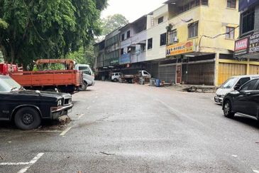 Kulai Taman Pertama -Jalan Pelanduk - 3 Storey Shop house