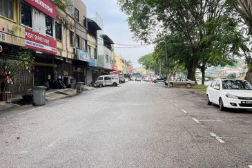 Kulai Taman Pertama -Jalan Pelanduk - 3 Storey Shop house