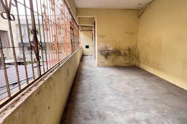 Kulai Taman Pertama -Jalan Pelanduk - 3 Storey Shop house