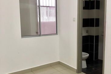 Kulai Bandar Putra -Jalan Camar Alpinia Double Storey House