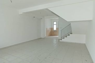 Skudai Taman Pulai Mutiara (Camellia Type)*  - Double Storey Terrace House Endlot *(Bared unit)*
