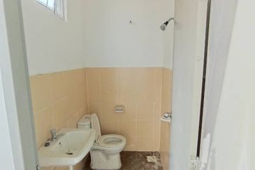 Skudai Taman Pulai Mutiara (Camellia Type)*  - Double Storey Terrace House Endlot *(Bared unit)*