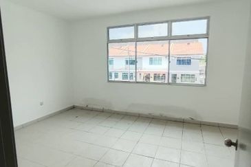 Skudai Taman Pulai Mutiara (Camellia Type)*  - Double Storey Terrace House Endlot *(Bared unit)*