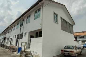Skudai Taman Pulai Mutiara (Camellia Type)*  - Double Storey Terrace House Endlot *(Bared unit)*