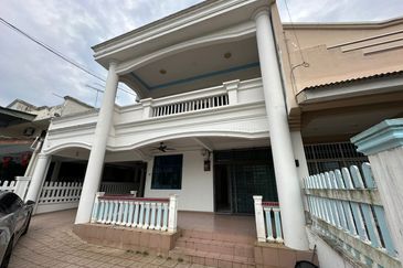 Kulai Taman Bersatu double storey Semi D House /  Fully furnish & fully renovated 