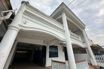 Kulai Taman Bersatu double storey Semi D House /  Fully furnish & fully renovated 