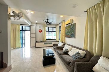 Kulai Taman Bersatu double storey Semi D House /  Fully furnish & fully renovated 