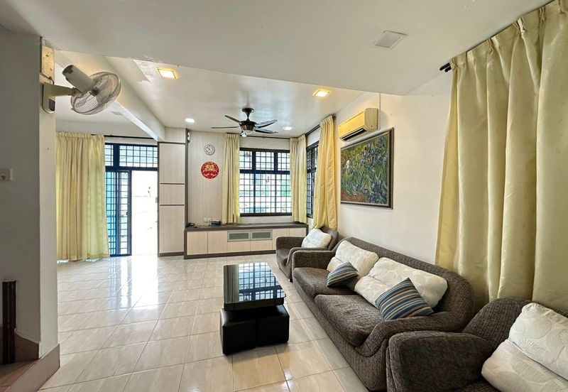 Kulai Taman Bersatu double storey Semi D House /  Fully furnish & fully renovated 