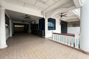 Kulai Taman Bersatu double storey Semi D House /  Fully furnish & fully renovated 