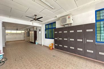 Kulai Taman Bersatu double storey Semi D House /  Fully furnish & fully renovated 